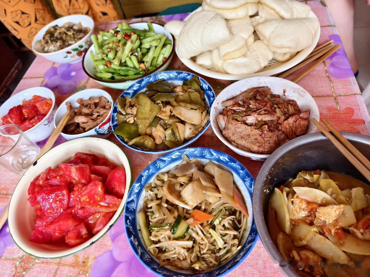 秋日生活打卡季山西偏关猫姐最喜欢跑娘家蹭饭吃了，因为离得近，走几步就去了，还有