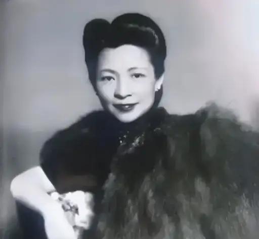 1947年的一天，李国秦发现17岁的女儿小腹凸起，呕吐不止，想问明缘由，却遭到丈