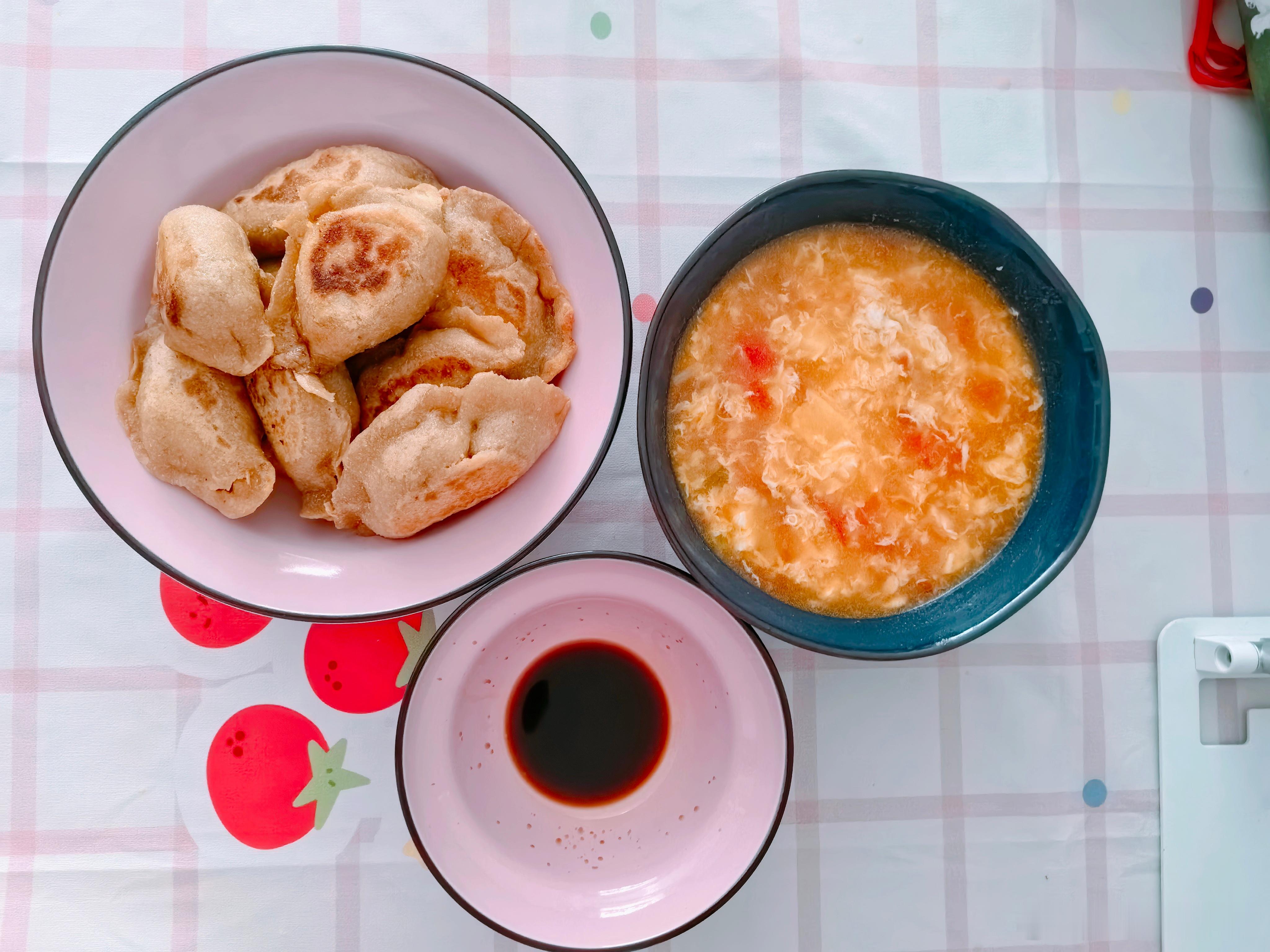 今日午餐一碗西红柿鸡蛋汤一盘煎饺🥟今日午餐结束！每天早上都感觉好忙，这会才