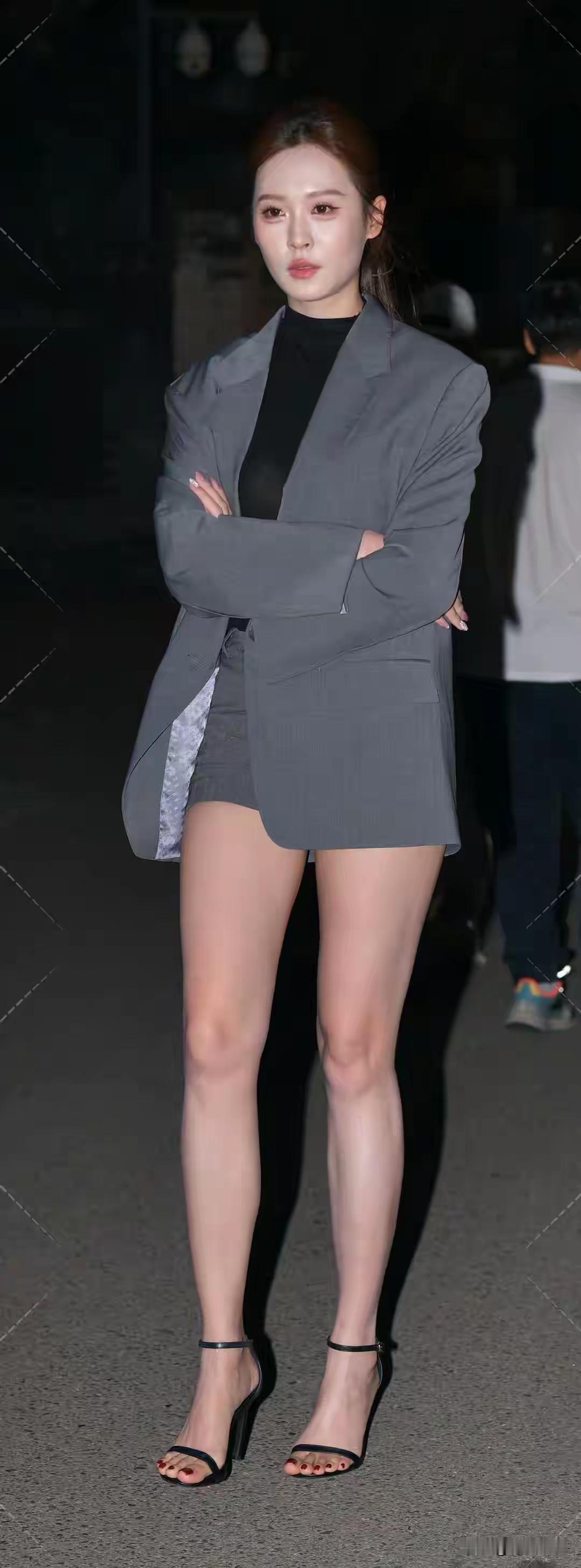 随风而走的美女