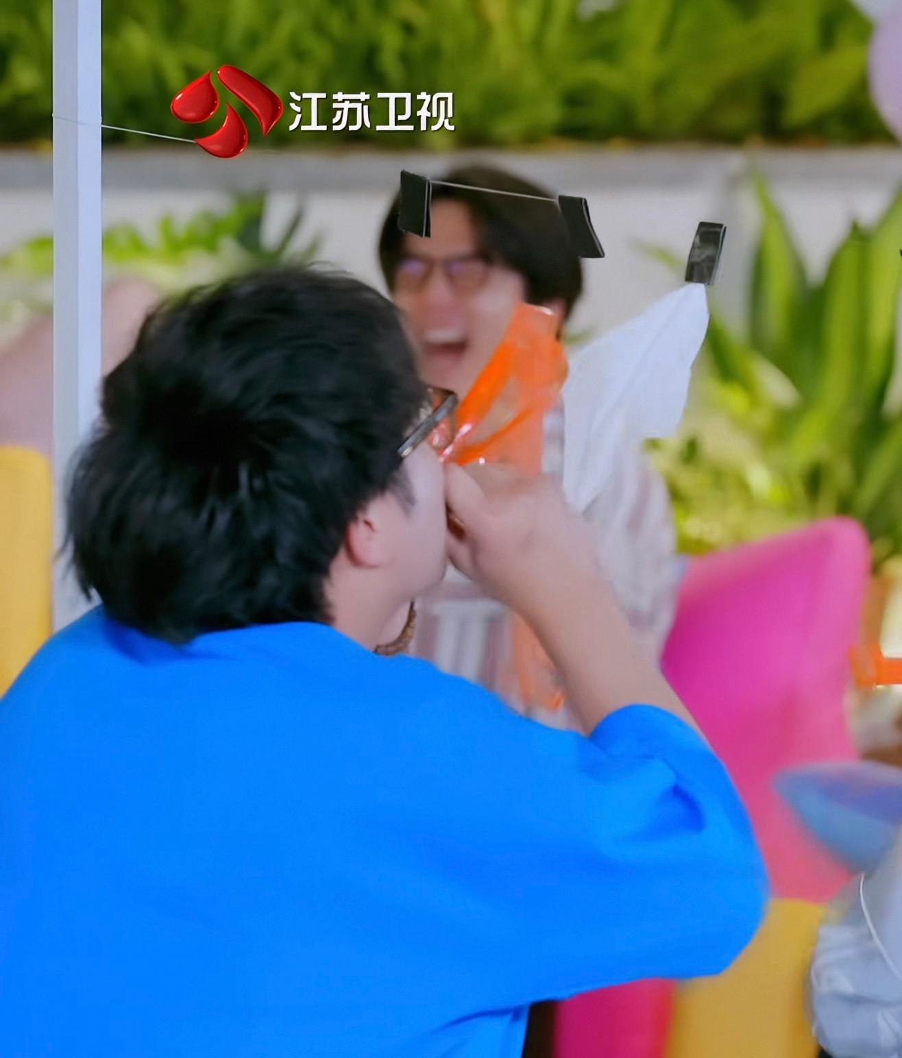 我不行了老余这一趴真的太像胖蛤了把我娘给乐的。。。。。。。。。。笑抽抽了