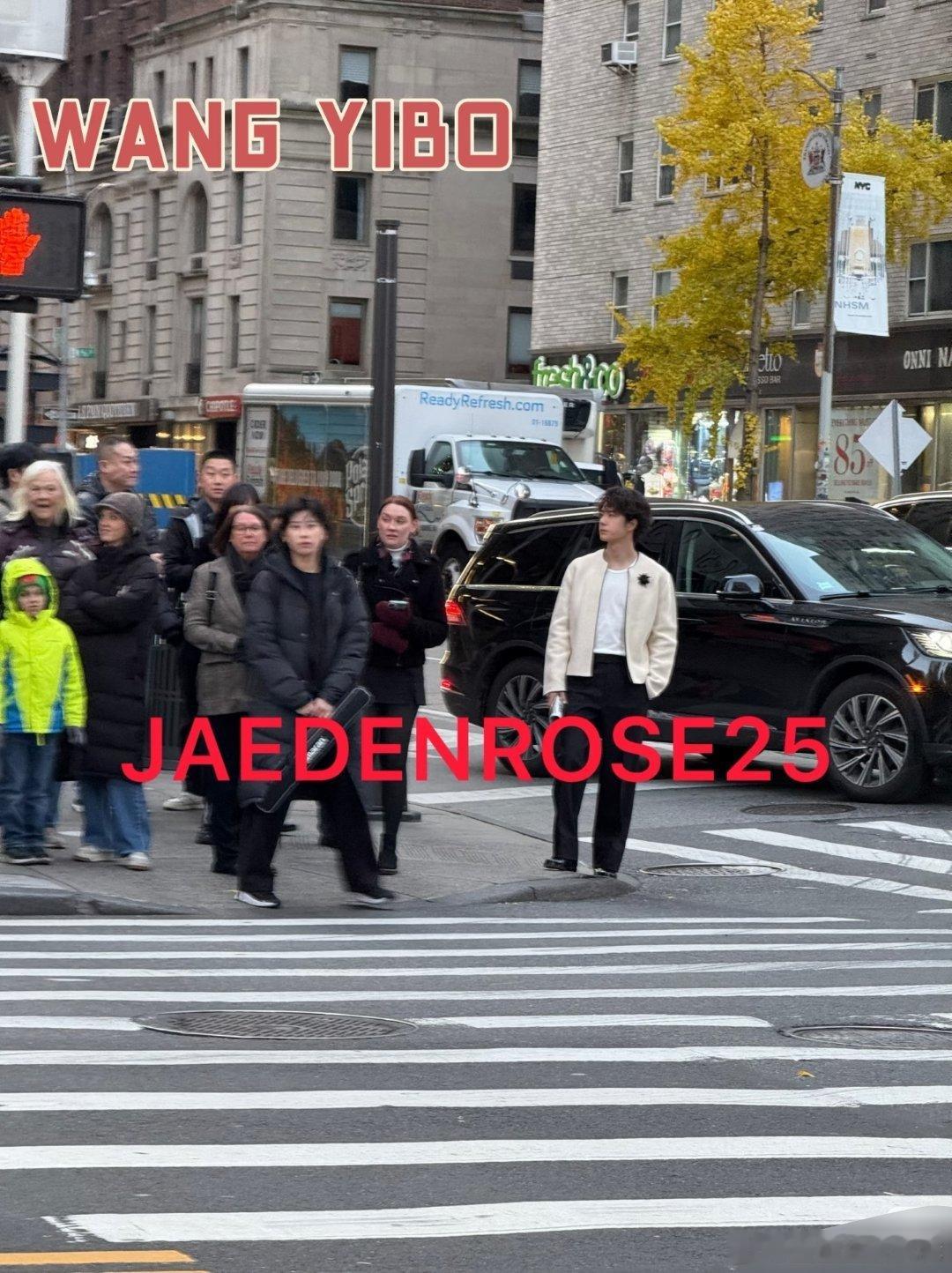 王一博纽约香奈儿大秀造型来了，，依旧卷毛➕白色小香