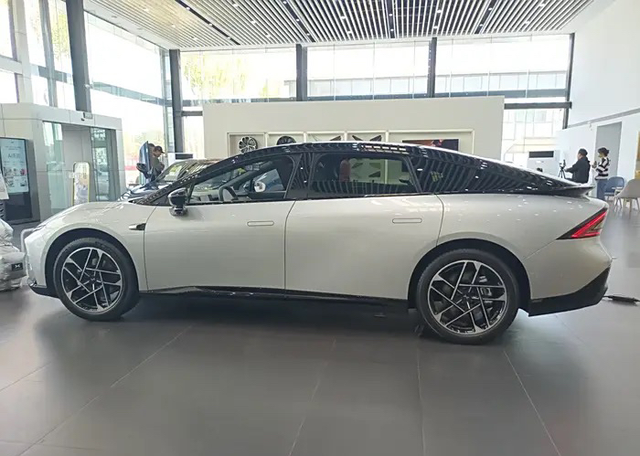 我更看好小鹏P7+我更看好起售价18万的小鹏p7+，原因有以下几点，第一，买车