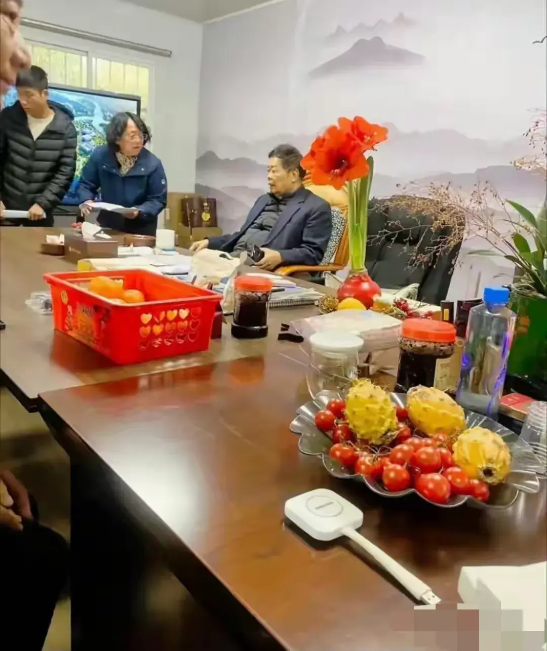 坐着的是哪位大佬？有人认识吗？