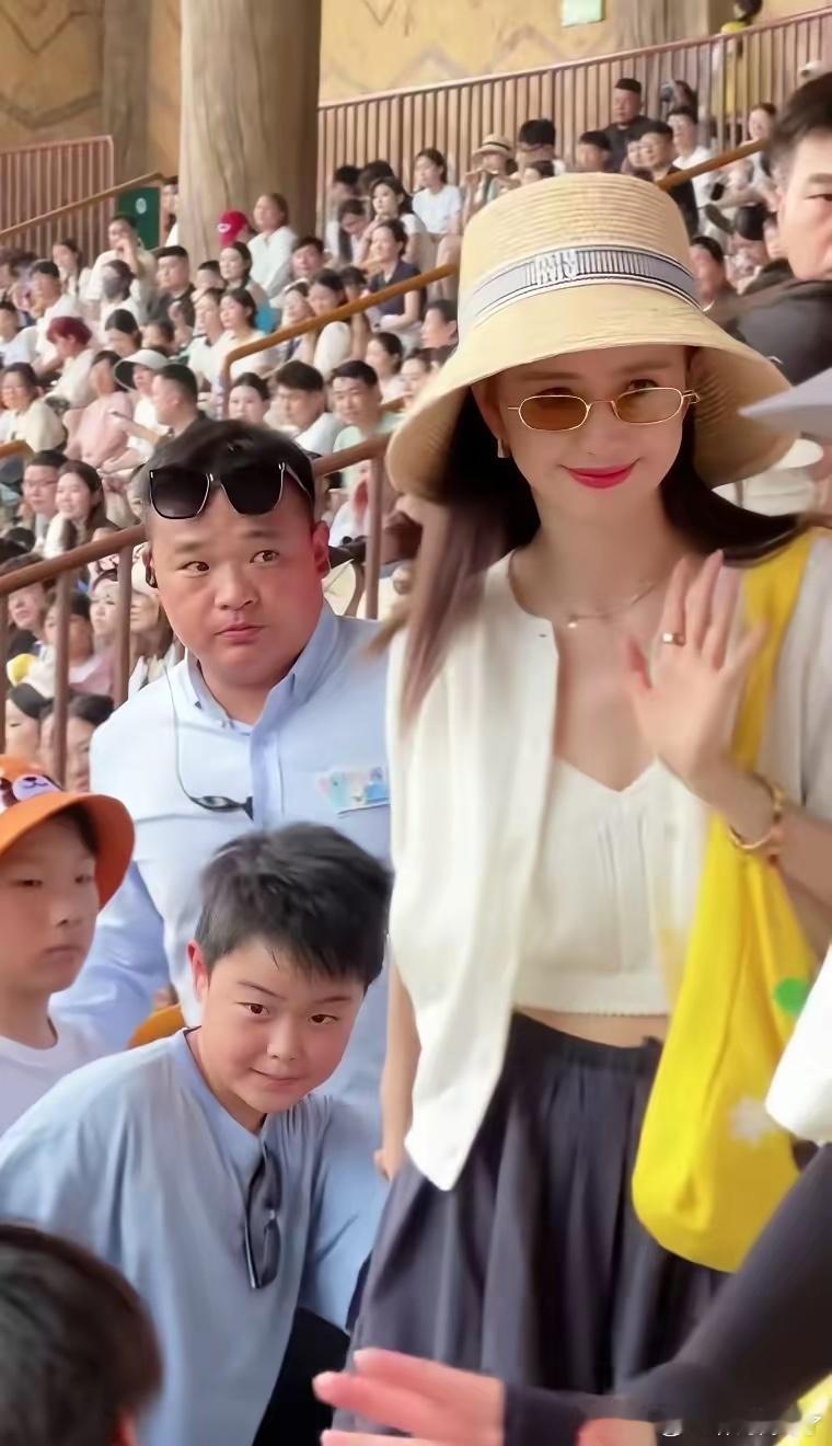 何止是陈思诚亲生的，简直像陈思诚亲自生的，皱眉头都一样