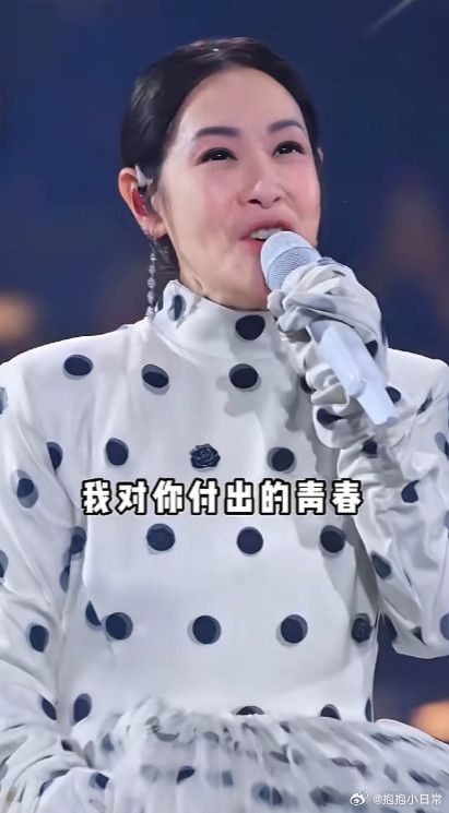 哇哦！刘若英看上去漂亮了不少，也显得更年轻了，只是感觉有点不太像她本人了。许久