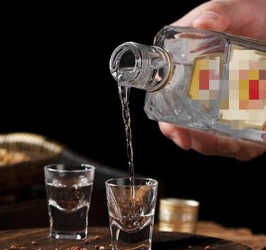 说到白酒，我就想起老家邻居的那两位早逝的大叔。他们高度嗜酒，一个40出头酒精中毒