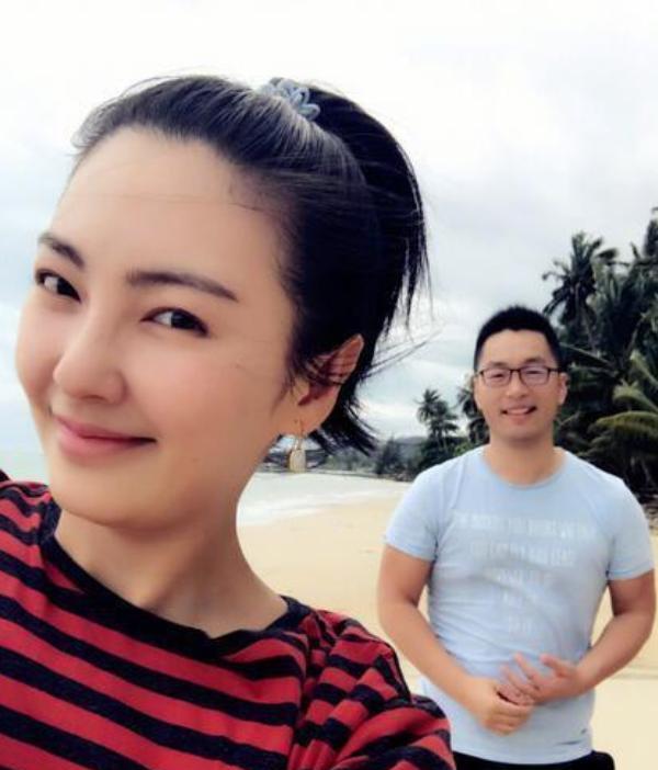 2016年，张雨绮和相识70天的富商袁巴元闪婚，不久后就火速生下了一对龙凤胎。没