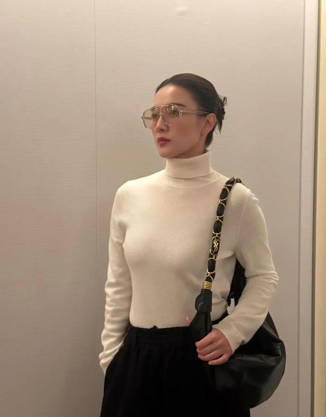 宋佳的中年穿搭赢麻了！白高领+黑阔腿裤，简约松弛又高级，这才是气质女神的正确打开