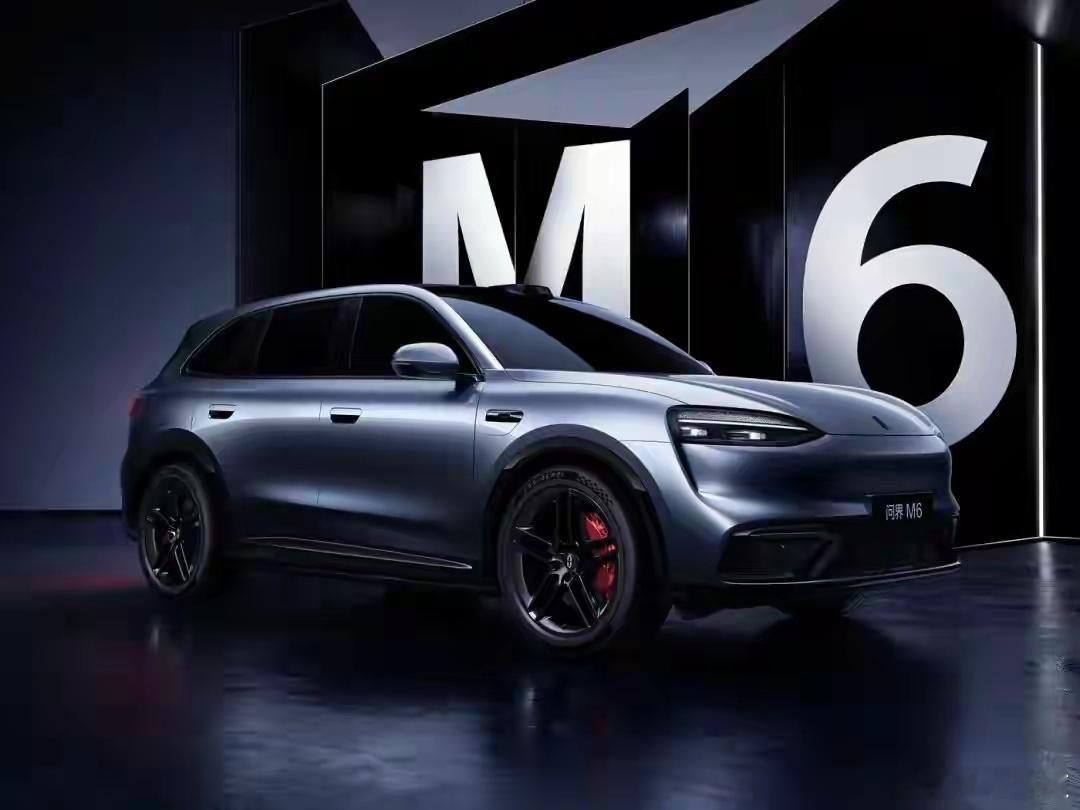 问界M6内饰谍照最近曝光，最引人注目的是它取消了传统仪表盘，改用大尺寸AR-HU