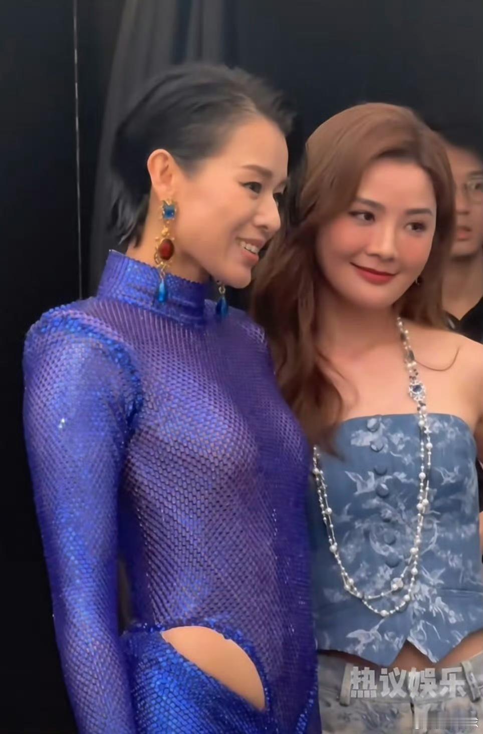 胡杏儿真的很神奇，正面看颜值一般般，但是侧脸能够秒杀很多人，就连阿Sa在她身边也