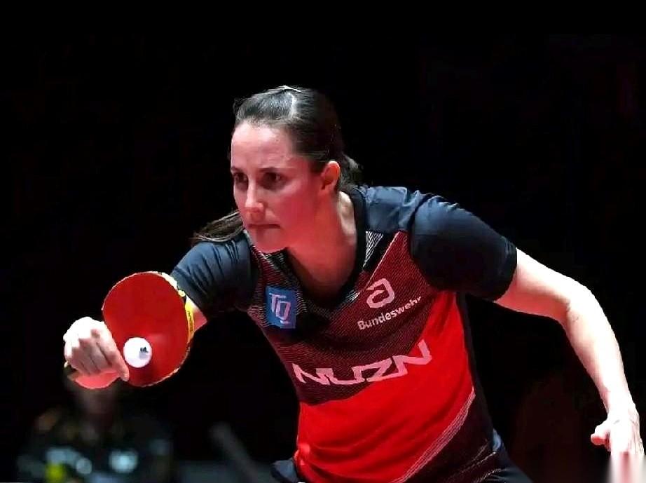 一个33岁的老将，突然换了块胶皮，就把世界第三给干掉了。这事儿听着是不是有点玄