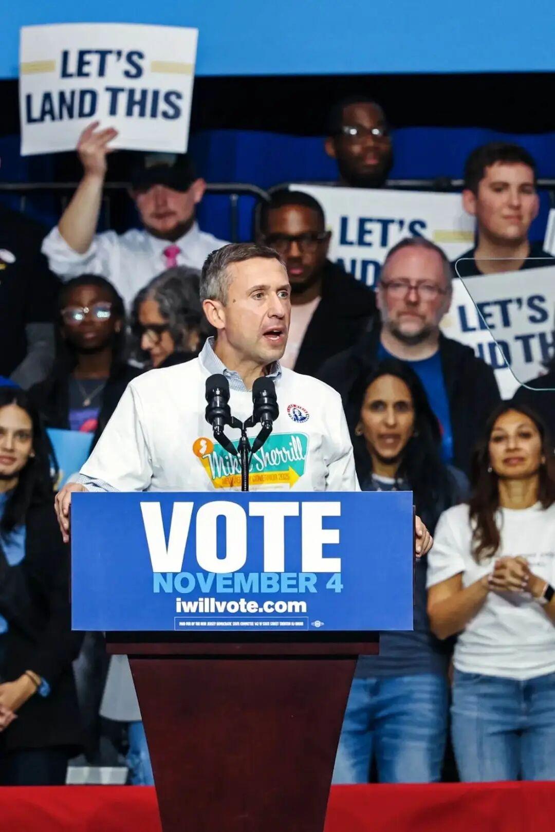 据美国民主党官员和《纽约时报》查阅的文件显示，民主党全国委员会（DNC）上月贷款