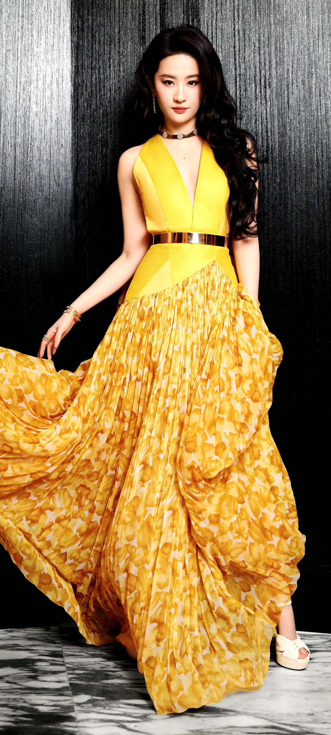 救命！刘亦菲黄裙造型美到心巴上了💛杀疯了杀疯了！刘亦菲这抹明黄直接美出新高度