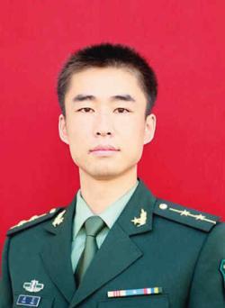 2012年，山东一名军人请假回家，但迟迟不见归队，上级领导打过去电话询问，三岁的