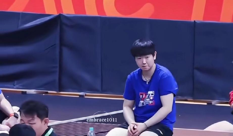 莎莎小动作太可爱了。在训练场馆，莎莎坐在球台上，双腿来回晃动，乍一看真就是个小