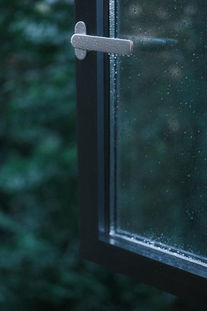 雨丝织成帘，隔开了喧嚣。 梅雨时节，宜发呆，宜释然。摄影宝藏摄影博主推荐计划