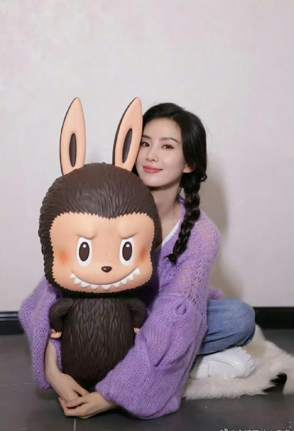 刘诗诗用心在养labubu刘诗诗是真的很爱她的labubu！之前工作室晒出的照片