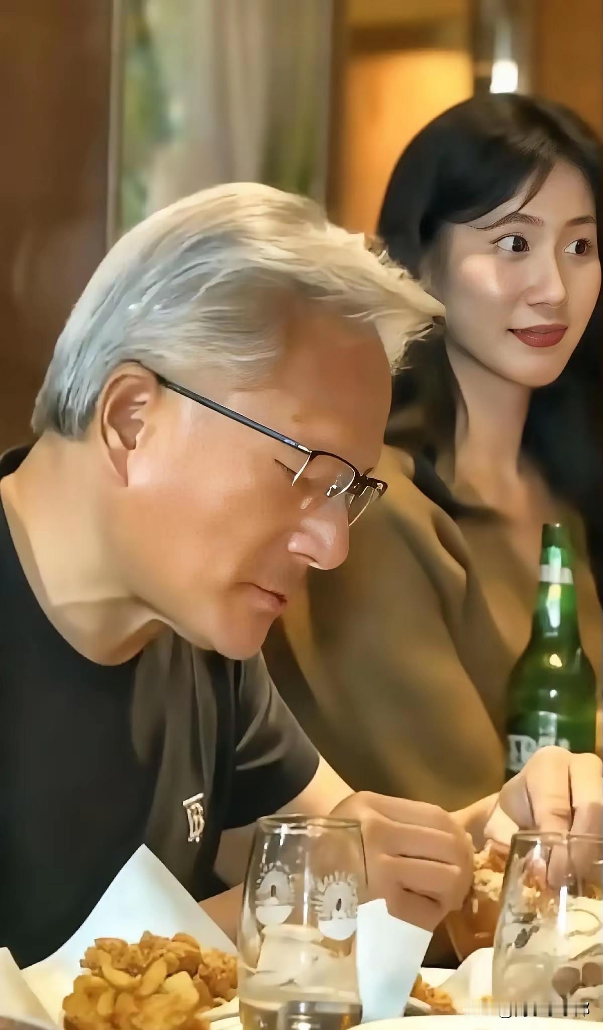 老黄，面对美女，你可要把持住哇，可别学越南副部长！虽说你刚刚套现10亿美元（