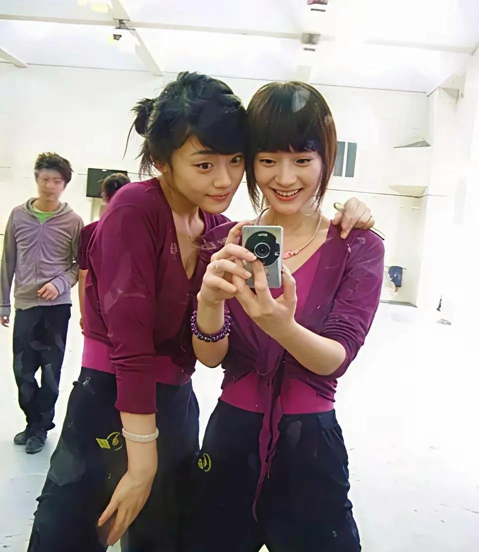 杨幂在北京电影学院上形体课时的旧照