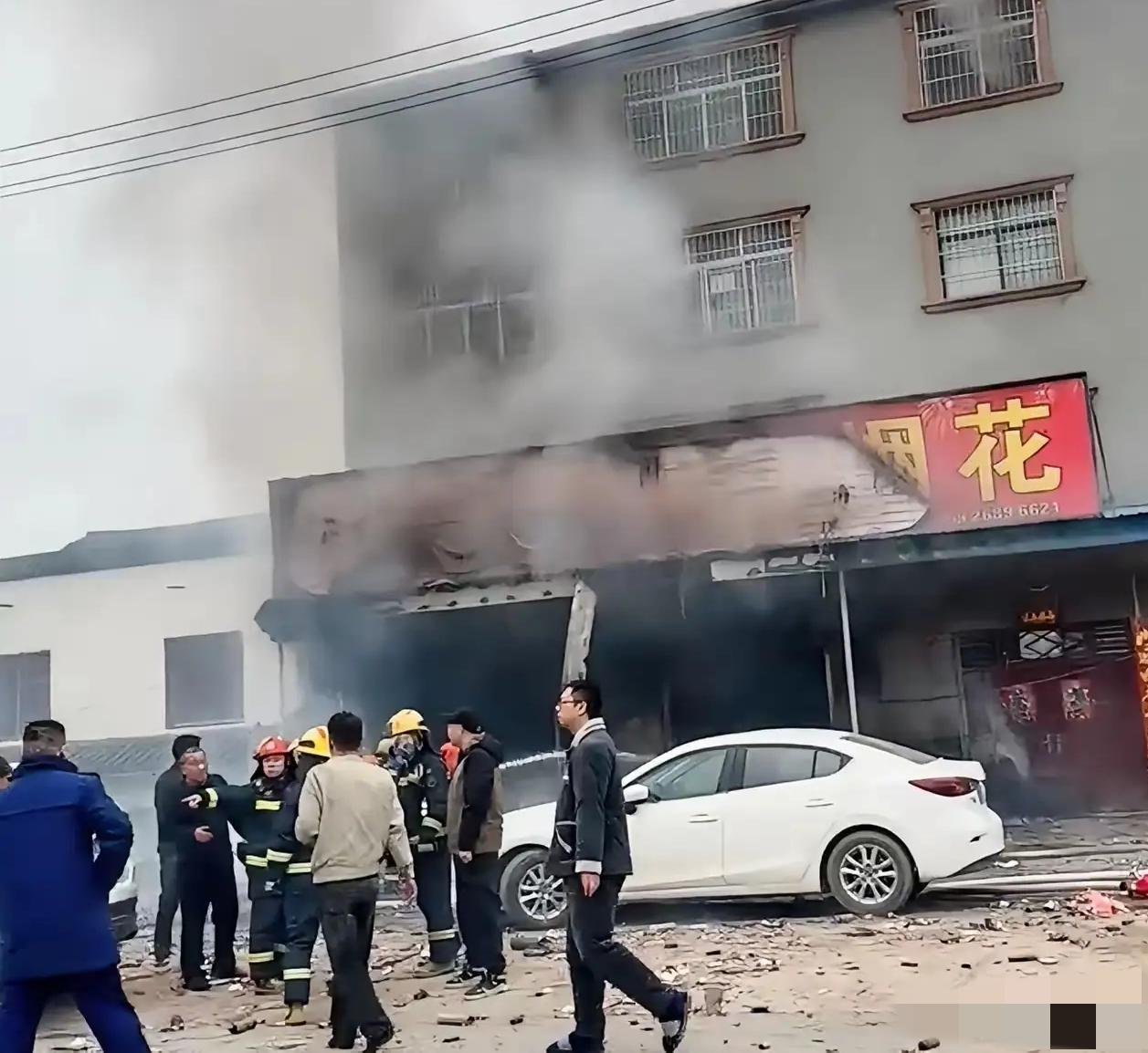 湖北襄阳烟花店爆炸后续，已有12人遇难，附近的村民透露详情，真的是太痛心了。