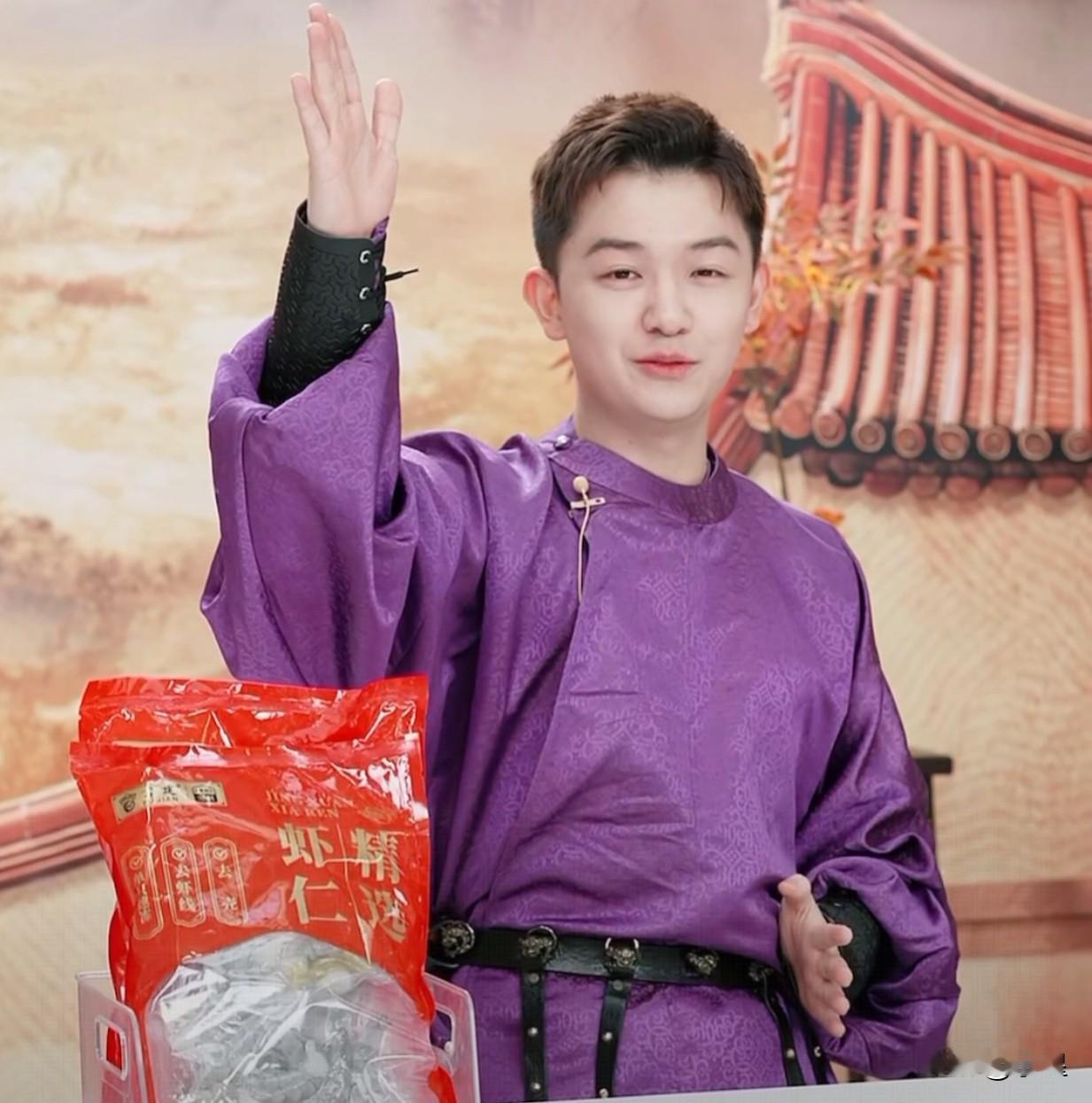 一大早43万人涌进与辉同行直播间不为别的，都冲着定制吐司来的[笑着哭]董董说调