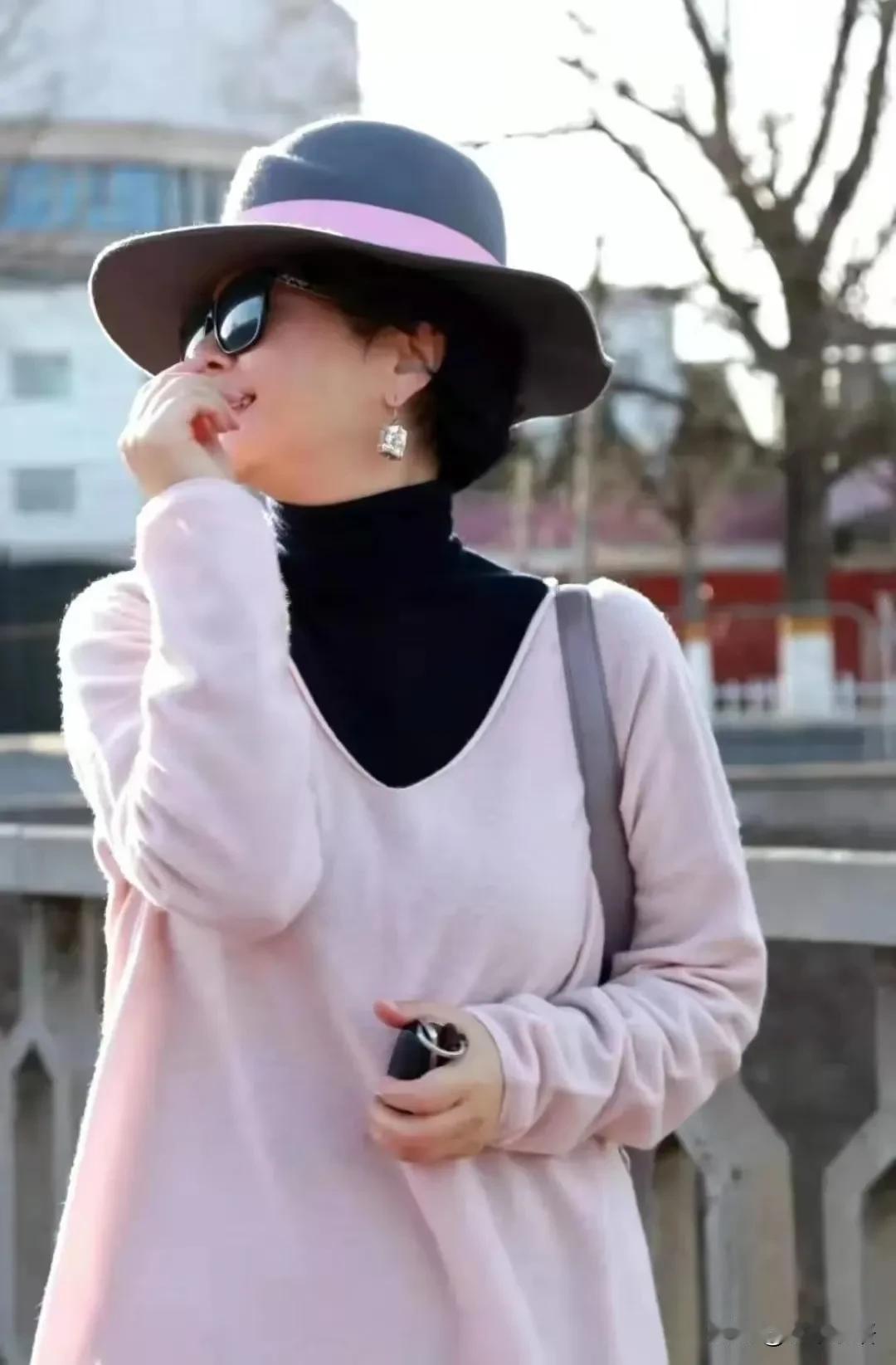 有句话说：“女人一定要明白，除了你老公，其他任何男人主动接近你，找你聊天也好，