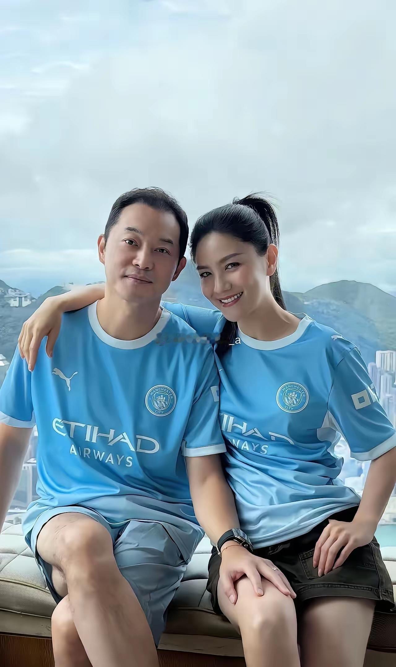 猛然一看一个男的把手放美女腿上了后来才知道手放人家老婆腿上不可厚非，人家胡可