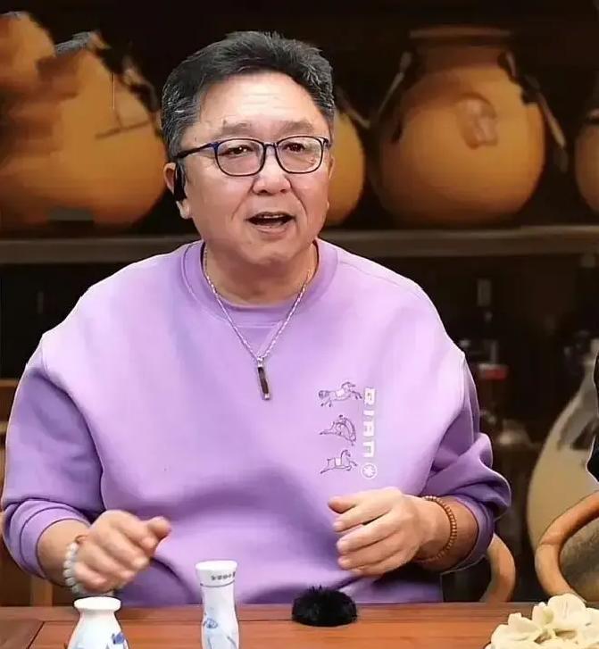 他不是德云社员工，却是郭德纲身边二十年雷打不动的捧哏。于谦连劳动合同都没签。