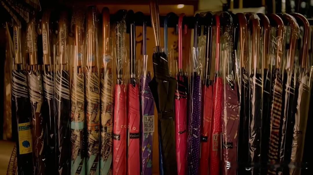 香港九龙深水埗，有一家雨伞店，开业于清朝道光22年，也就是1842年。当年在