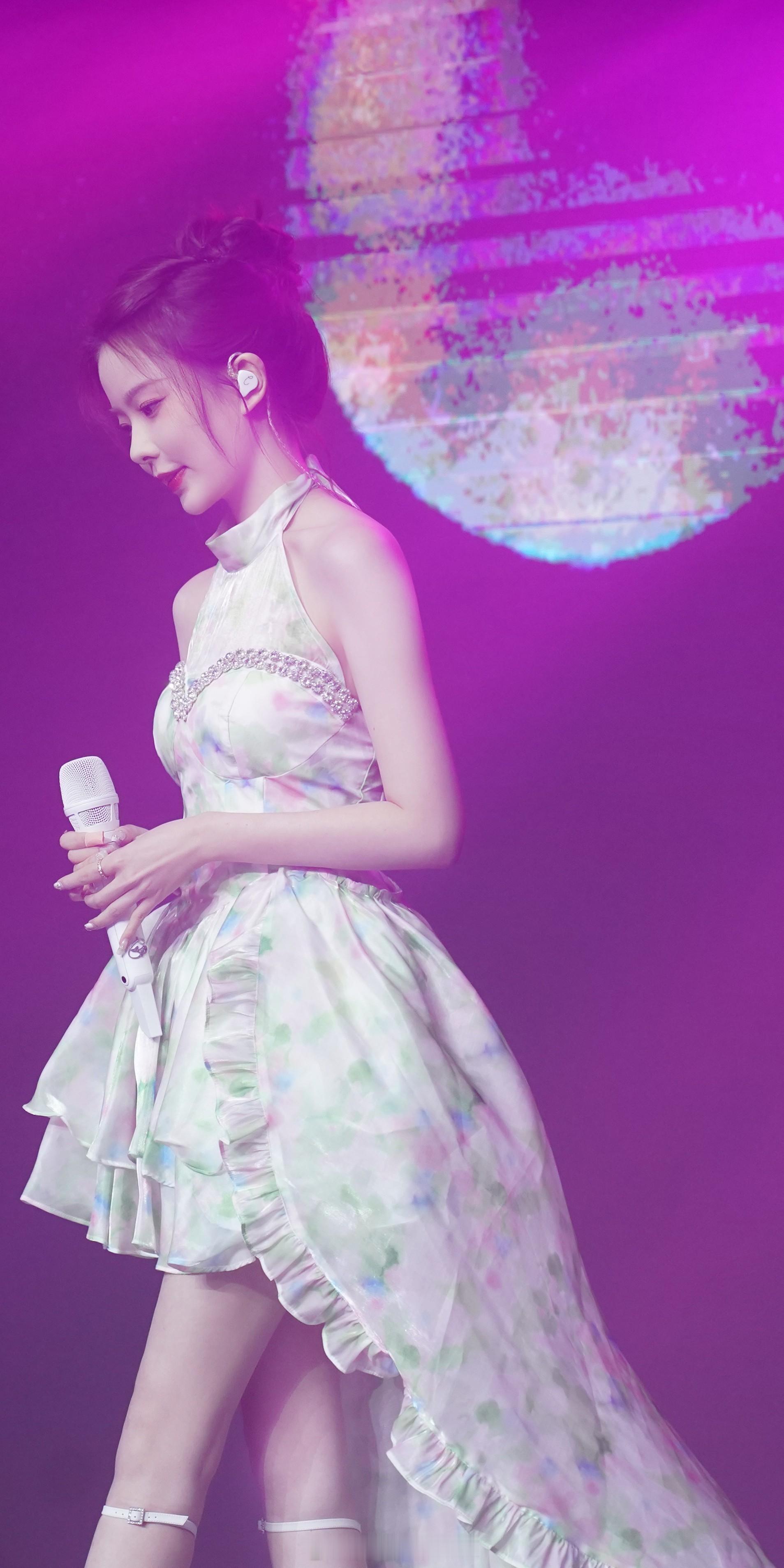 陈卓璇撑伞大片