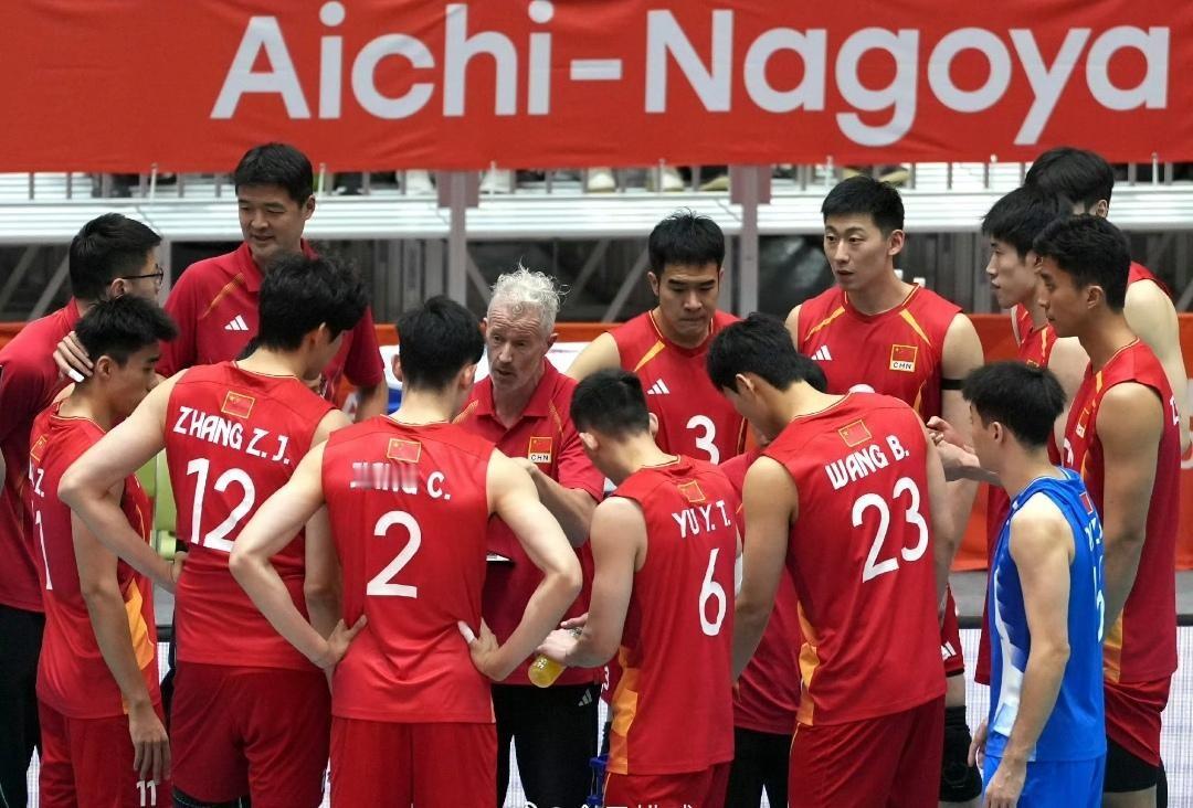 中国男排下一步该练什么中国男排下一步最该练的就是发球，把发球练好了，才能把发球带动拦防这个战术很好的