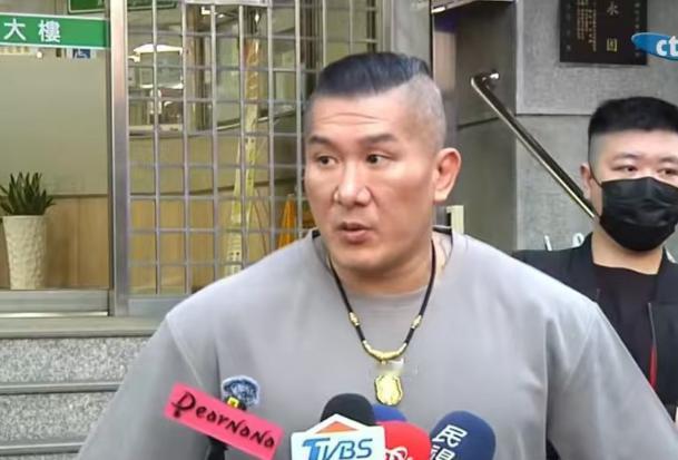 馆长怒斥黄智贤造谣：你脑袋被卡车撞？台立法机构通过了一个“台湾少儿未来账户条