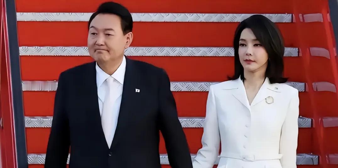 尹锡悦庭审“笑对死刑建议”：韩国政治的荒诞悲歌当地时间1月13日，韩国首尔中