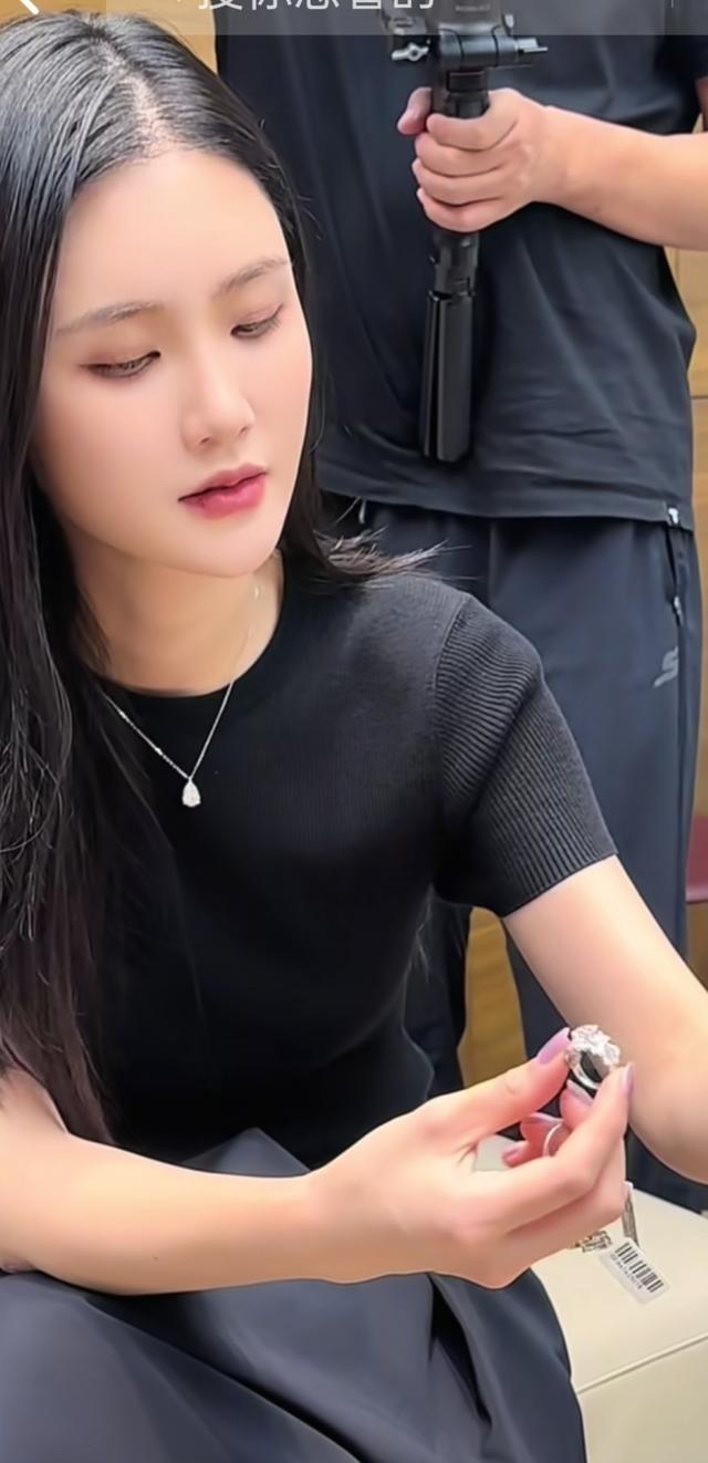 楚玲摘下婚戒，和峰哥的感情亮起红灯。在网红圈里，总有些感情故事让人捉摸不透。楚