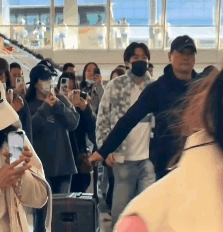 真有点恍惚，感觉这个世界挺魔幻的。随便一个什么明星，屁大点事，走个机场，前呼后