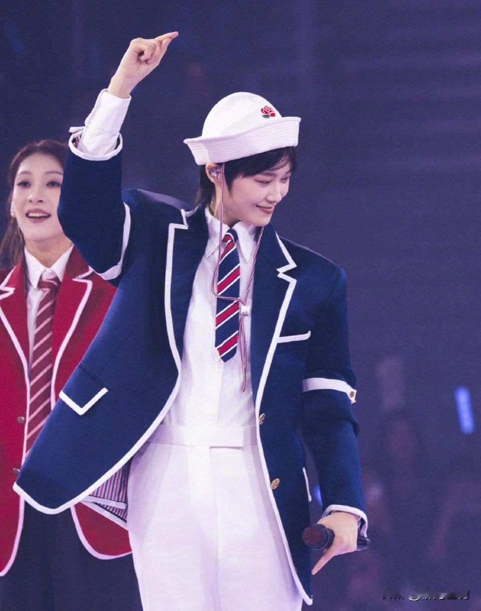 我朋友的姐姐在演艺圈做幕后！她真跟过李宇春的团队，回来后聊起一个细节——