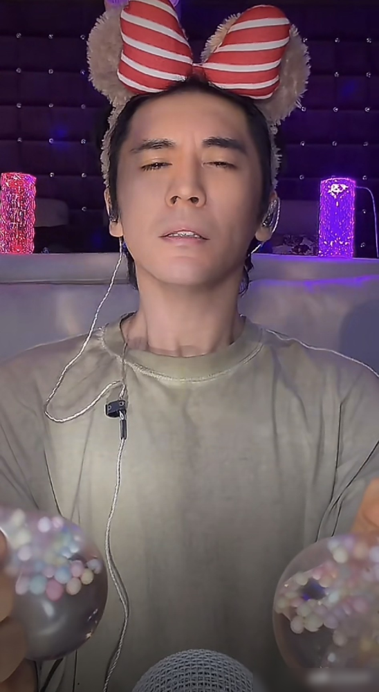 钟丽缇那边音叉颂钵刚把人哄进半睡眠，张伦硕一个响屁，数万人集体吓一激灵。直播间安静得掉根针都能听见，