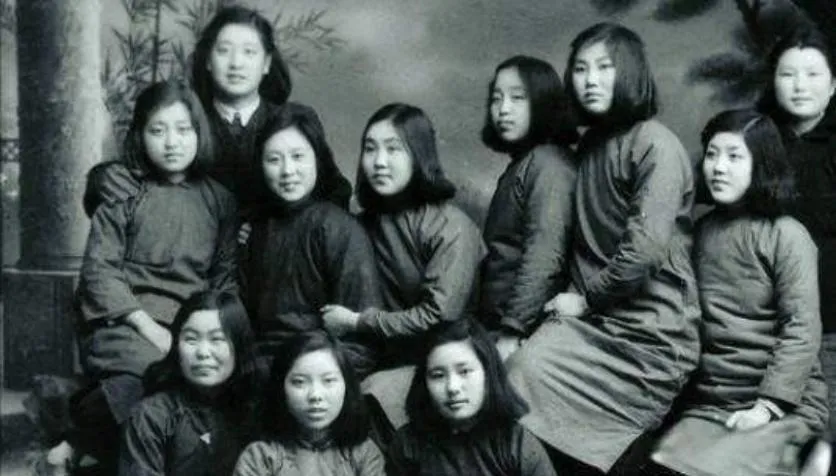 1931年5月，厦门市郊禾山的刑场上，敌人正准备杀害他们抓到的革命志士时，一名女
