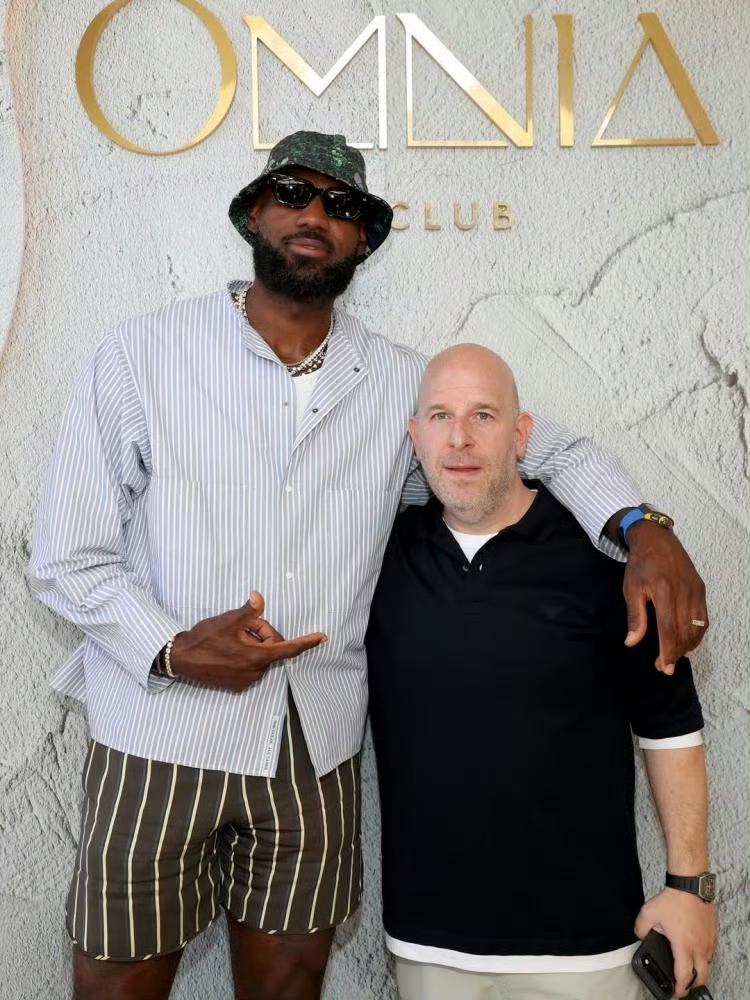 “光头强”家族新成员！布朗尼剃头引爆社媒一夜之间，NBA星二代顶流布朗尼·詹姆