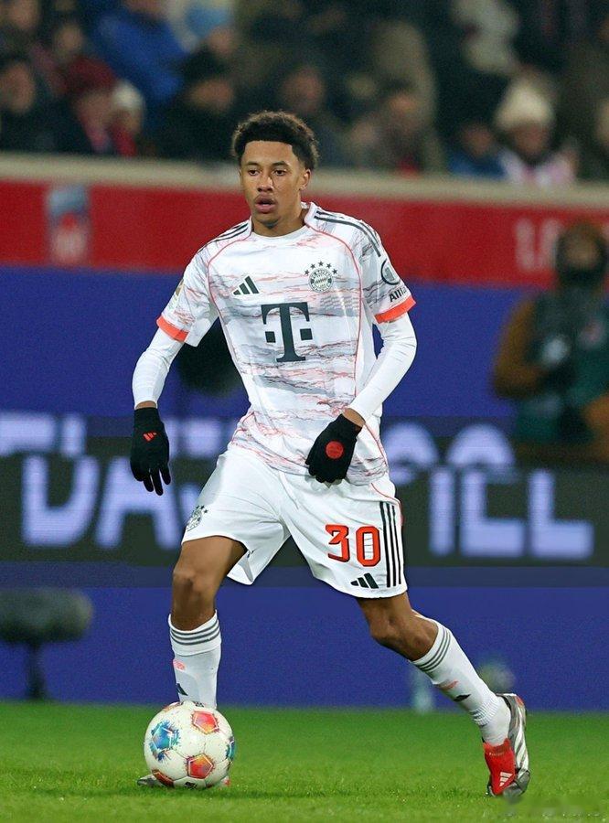 16岁344天，中卫基亚拉成为拜仁德甲历史上，首秀第二年轻的球员（万纳16岁15