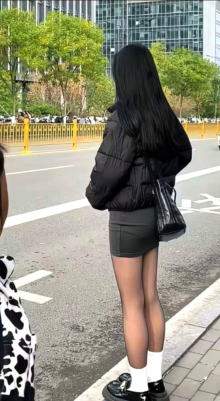 想问一下，上面羽绒服，下面丝袜。到底冷还是不冷