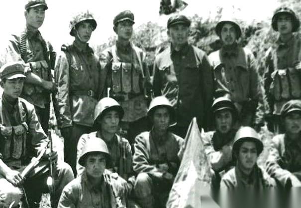 47岁，中将，总参谋部副总长。56岁，巅峰之年，他却突然交出军装，一个人回了四川