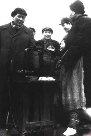 1958年，毛主席来到沈阳机床电器厂视察，全厂工人都低头不语，只有一位年轻女性大