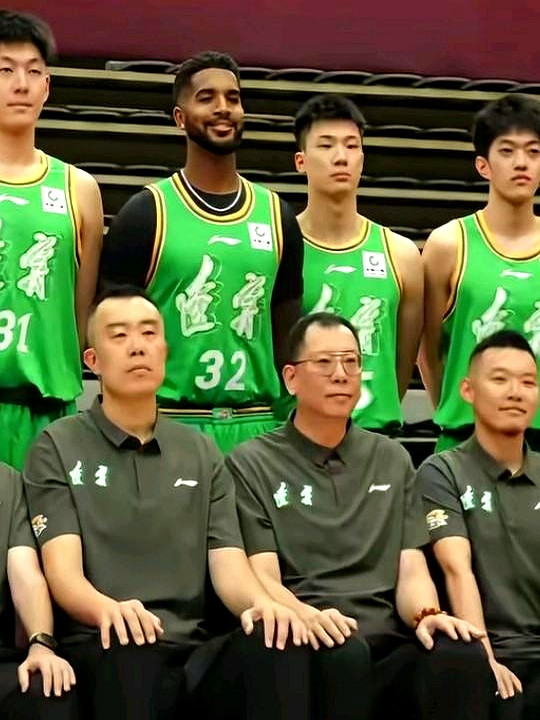 辽宁男篮这张大合影一出来，好家伙，变化是真不小。四名外援一个没留，全换了，这手笔够狠的，摆明了是要推