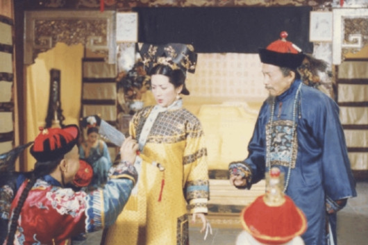 公元1880年，守寡27年的慈禧，变得犯困厌食，还恶心想吐，肚子也微微隆起。两位