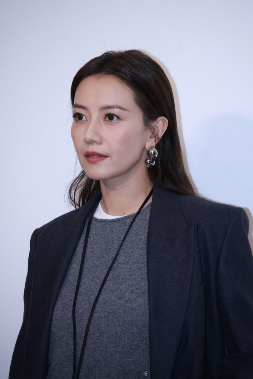 越看越喜欢，越看越上头～高圆圆现身上海Edition15周年大秀现场，西装背