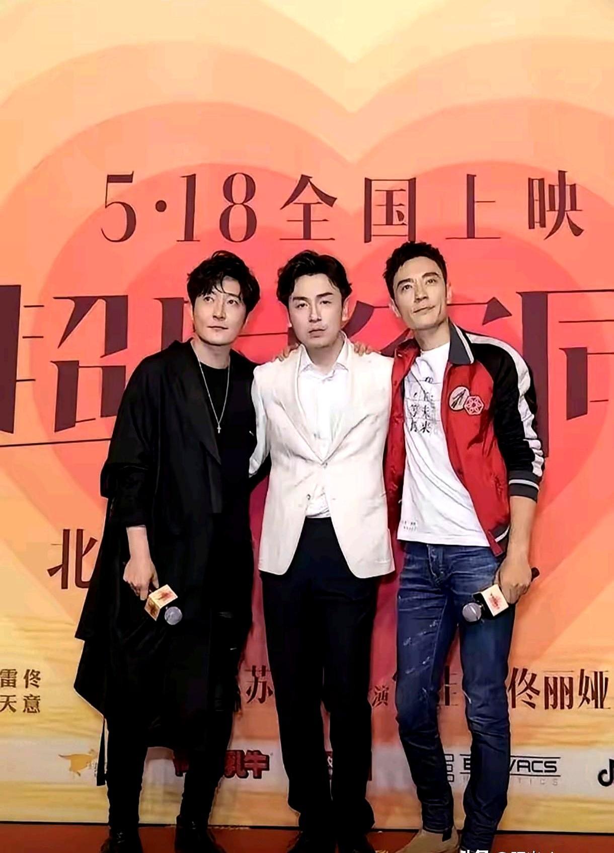 雷佳音1米15的大长腿，就这么被郭京飞霍霍了。照片里，雷佳音184的身高，