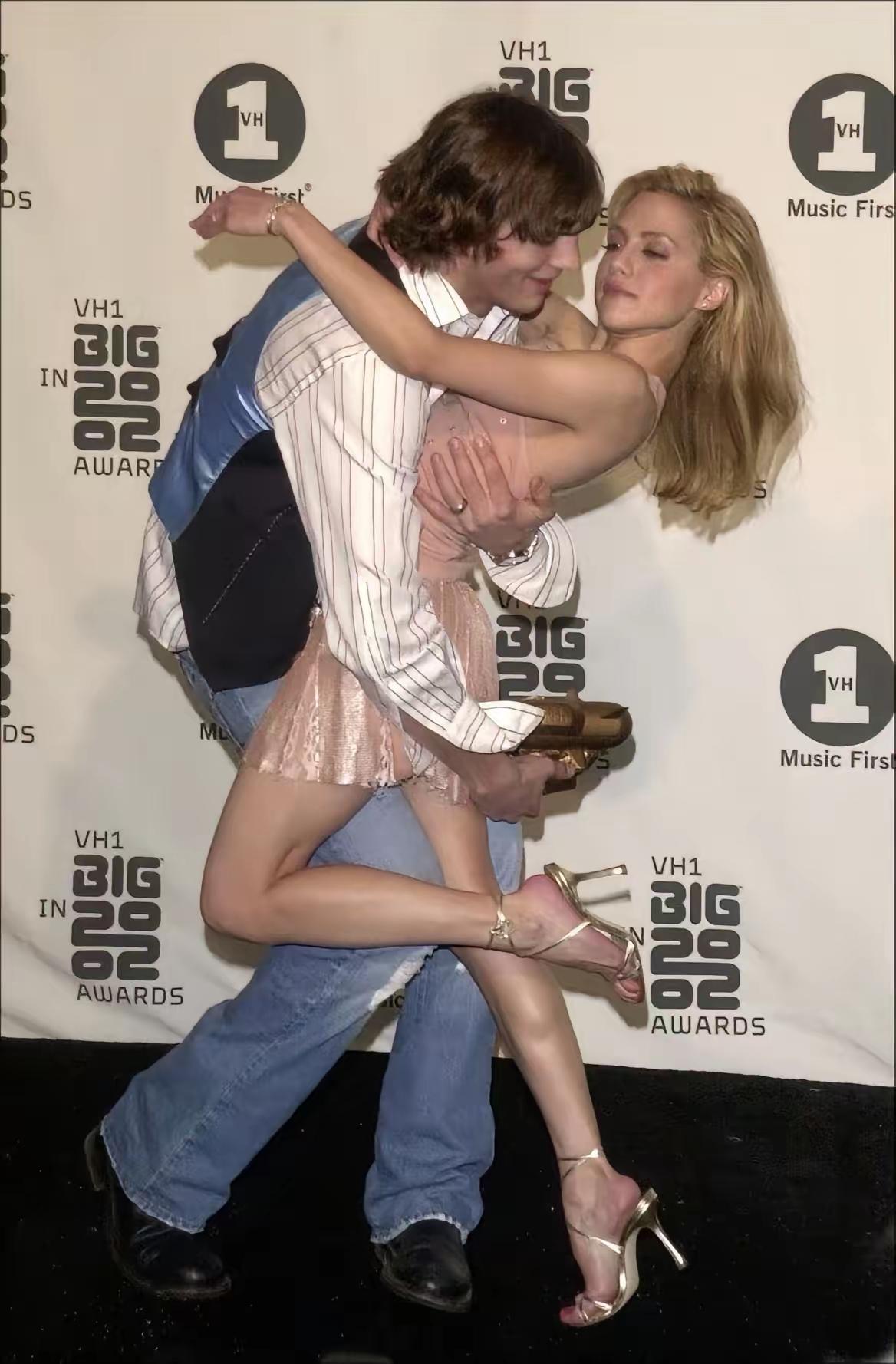 在24年前，也就是2002年VH1颁奖礼的后台，这张照片定格了布莱特妮·墨菲和阿