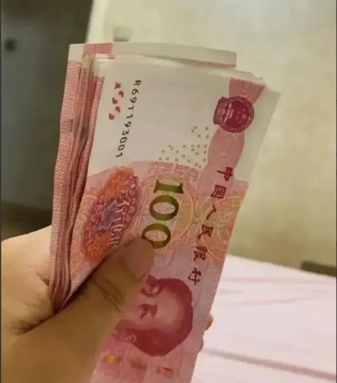 小孙子让我每月给他存2000块，虽然我不愿意，但是我也没拒绝，小孙子今年上初中，